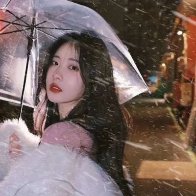 出墙红杏两家春
